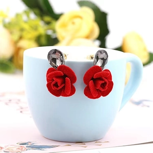 Eleganti orecchini a rosa rossa con cristallo a goccia grigio su supporto in ceramica