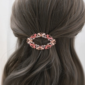 Barrette à cheveux évidée en or rose avec pierres roses et strass sur cheveux