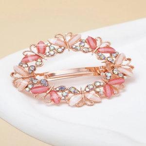 Barrette papillon élégante en or rose avec pierre oeil de chat rose et strass brillants