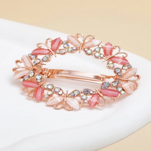 Détail de la pince à cheveux or rose avec papillons en opale et strass irisés