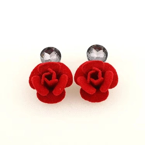 Orecchini a perno con rose rosse floccate e accenti di pietre preziose sfaccettate