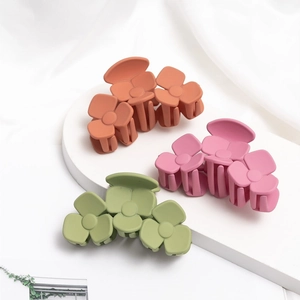 Lot de 3 pinces à cheveux fleurs mates rouge rose et vert sur des socles minimalistes