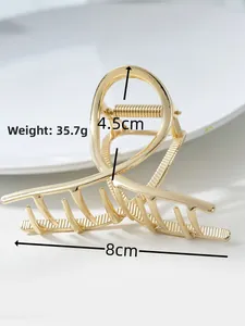 Dettaglio della grande pinza per capelli dorata con misure di 8cm e peso di 35,7g