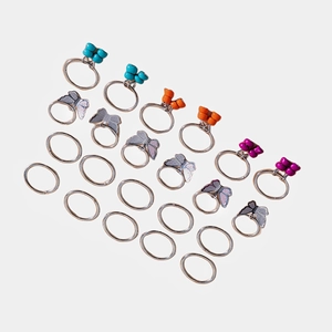 Detalle de 20 anillos para el cabello con cuentas coloridas y mariposas de color púrpura