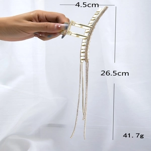 Pince à cheveux en métal doré avec de longues chaînes de strass et dimensions