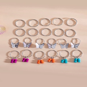 Set de 22 anillos de pelo plateados con dijes de mariposa y cuentas de colores