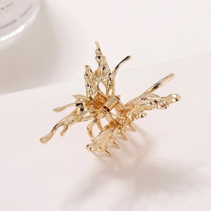 Eleganter Haarklammer Schmetterling aus flüssigem Goldmetall mit stilvollem Lava-Design