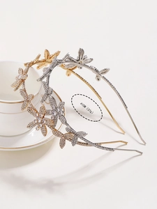 Détail de serre-têtes fleurs en strass doré et argenté montrant la circonférence de 41cm