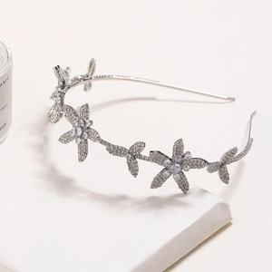 Serre-tête floral argenté avec strass brillants présenté sous un angle de 45 degrés