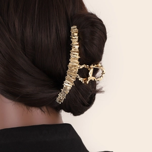 Grande pince à cheveux en métal doré avec texture irrégulière unique pour femmes
