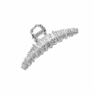 Pince à cheveux en métal liquide argenté avec texture ondulée sur fond blanc pur