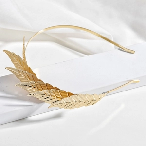Serre-tête élégant à feuilles dorées avec texture de maille sur présentoir blanc