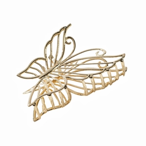Détail d'une pince à cheveux papillon en métal doré élégant avec design ajouré
