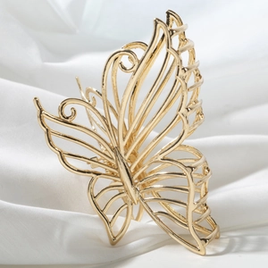 Pince à cheveux papillon dorée élégante avec design en métal ajouré sur soie blanche