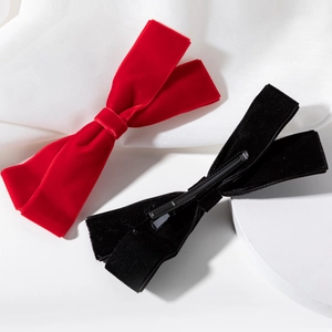 Elegante Haarklammern mit Samtschleifen in Rot und Schwarz auf weißem Display