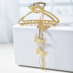 Pinza per capelli a farfalla in metallo dorato con pendenti a nappa e design scavato chic