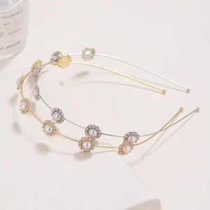 Set elegante di 2 cerchietti in metallo oro e argento con fiori di strass e perle