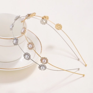 Elegante cerchietto floreale con perle e strass su fasce metalliche dorate e argentate