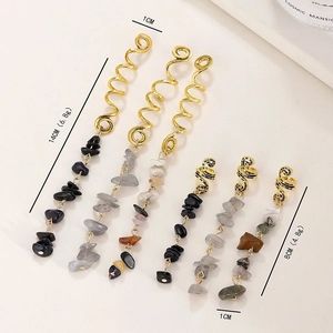 Anneaux de tresse style ethnique avec pendentifs en pierre naturelle et spirales dorées