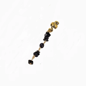 Vue détaillée d'une breloque en spirale dorée avec perles de grès bleu pour tresses