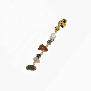 Détail de l'anneau de cheveux serpent doré avec pendentifs en pierres naturelles
