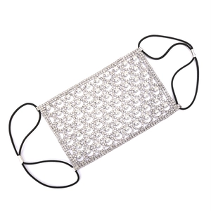 Masque résille géométrique exagéré avec strass argentés et perles blanches pour femme