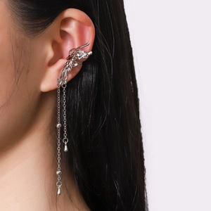 Manchette d'oreille papillon argentée avec longues chaînes à pompons et pendentifs