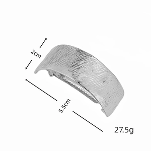 Close-up of brushed silver ponytail clip with dimensions 5.5x2cm and weight 27.5g