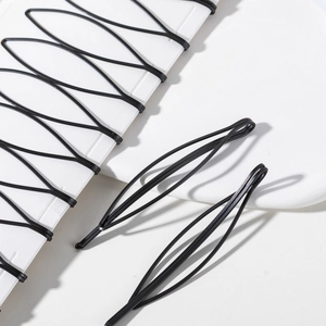 Minimalistische schwarze Metall-Haarklammern auf weißer Karte für Damen-Frisuren
