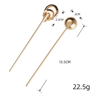 Dettaglio di forcine per capelli dorate con anello e sfera inclusi i dati dimensionali