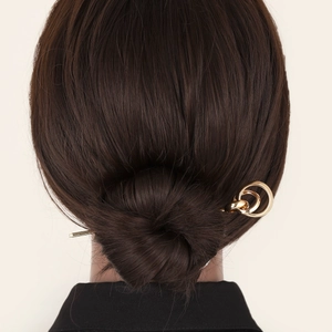 Bacchetta per capelli minimalista in metallo dorato con doppi anelli per uno chignon