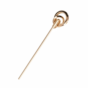 Dettaglio di un fermaglio per capelli dorato minimalista con doppia ghiera geometrica