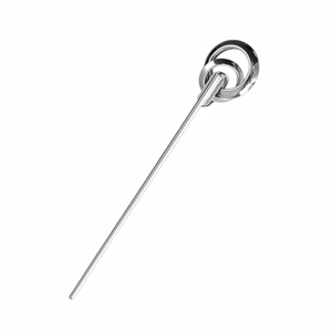 Dettaglio di una forcina in metallo argento con design minimalista a doppi anelli intrecciati