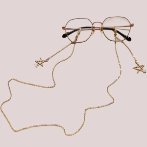 Chaîne de lunettes en métal doré avec étoiles et perles sur monture fine