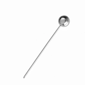 Macro di un fermaglio per capelli in metallo argento con testa a sfera lucida su fondo bianco