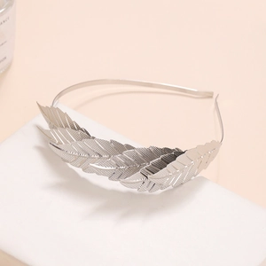 Serre-tête élégant en feuilles d'argent avec design laurier texturé sur support blanc
