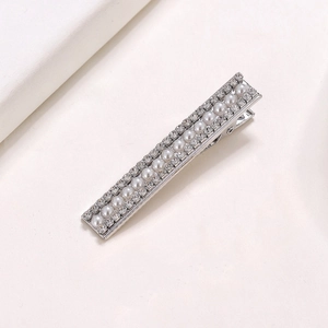 Barrette argentée élégante avec trois rangées de perles et cristaux brillants en métal