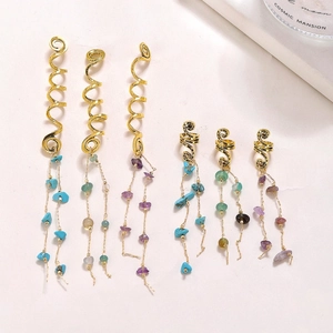 Détail de 6 bagues à cheveux en spirale dorée avec pendentifs en pierres naturelles
