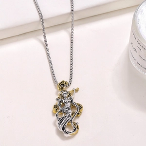 Collana vintage con ciondolo dea mitologica in argento e oro su una catena a maglia quadra