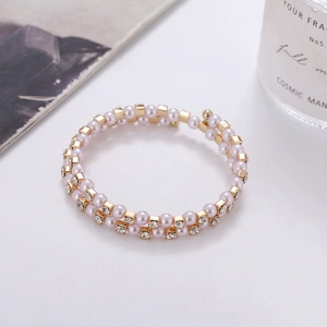 Bracelet élastique multicouche élégant avec perles roses, perles dorées et cristaux