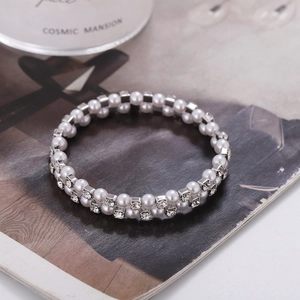 Bracelet de mariée élégant multicouche en perles et strass sur base métallique argentée