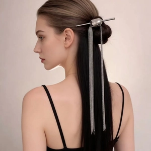 Pic à Cheveux à Gland en Métal Argenté Minimaliste pour Femmes Longue Chaîne Croissant de Lune Épingle à Cheveux en U Accessoire