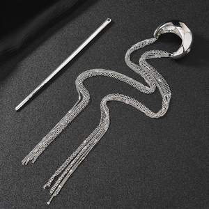 Pic à cheveux en métal argenté avec pendentif croissant de lune et pompon en chaîne