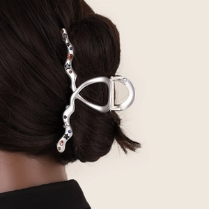 Pinza per capelli argentata opaca a onde con stelle e gemme su modella reale