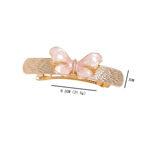 Barrette papillon rose en finition dorée avec texture marbrée, 8,2 cm x 3 cm