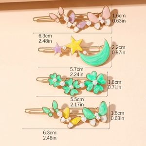 Lot de quatre barrettes à cheveux dorées avec perles, papillon, étoile et trèfle