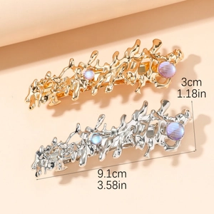 Dettaglio dei fermagli metallici irregolari con dimensioni di 9,1 cm di lunghezza