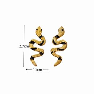 Modische goldene Schlangenohrstecker mit schwarzen Emaille-Streifen und kurvigem Design