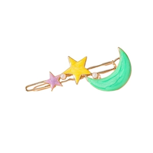 Détail d'une barrette étoile et lune avec émail coloré et perles blanches nacrées