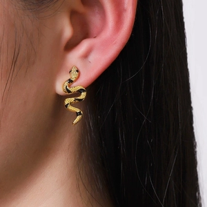 Modische goldene Schlangenohrstecker mit schwarzen Emaille-Streifen für kreative Looks